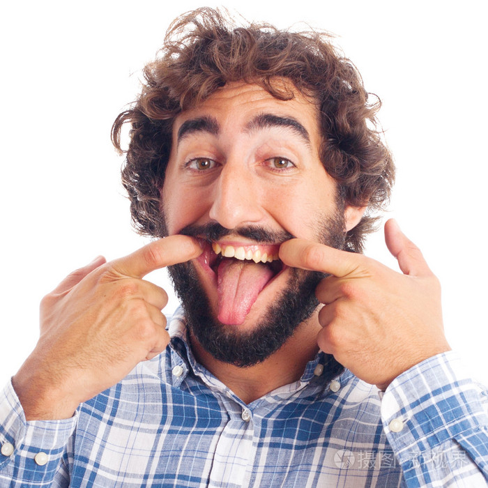 年轻人嘲笑咧嘴笑