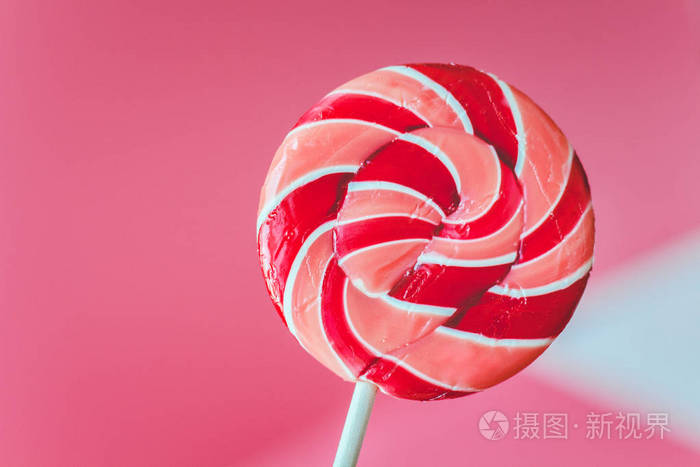 粉红色的背景上的多彩棒棒糖 平躺 最小的概念照片 正版商用图片091q1g 摄图新视界 粉红色的背景上的多彩棒棒糖 平躺 最小的概念照片 正版商用图片091q1g 摄图新视界