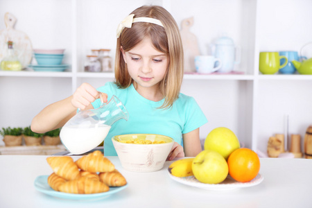 小女孩吃早餐图片