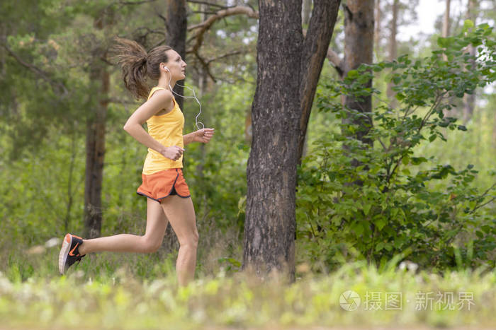 正在运行的女人.在公园慢跑的女跑步者.女孩在户外训练.