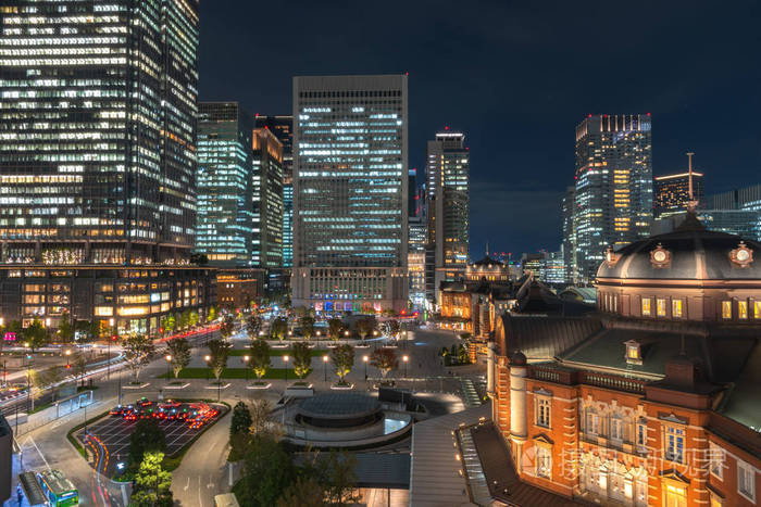 黄昏时东京站大楼.日本丸之内商业区东京站的景色