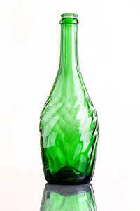 雕刻的玻璃空瓶用反射