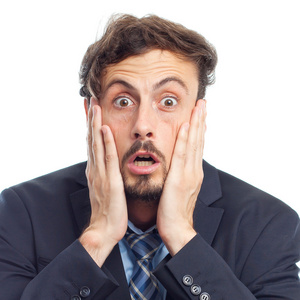 惶恐疯狂的年轻商人惊讶的脸照片