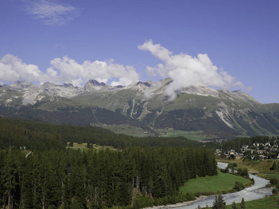 蓬特雷西纳周边山脉全景