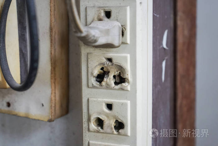 电源插座损坏/电气安全在房子里照片-正版商用图片091z9y-摄图新视界