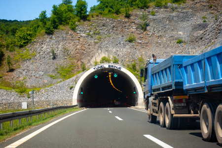 克罗地亚与背景山公路