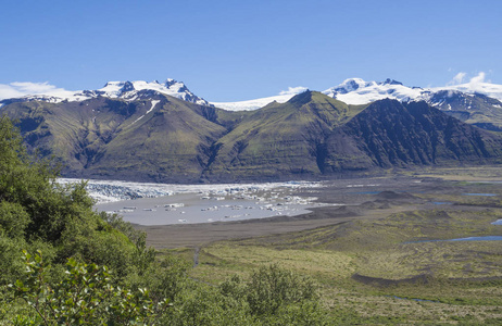 从冰岛 Skaftafell 国家公园 rhyolit 山脉 SkaftafellsjokullVatnajokull 和七彩