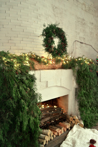 圣诞花环和壁炉图片