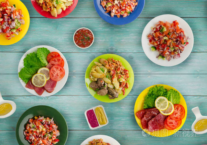 盘子里的肉盘子盘子里的沙拉桌上的食物丰富食物顶部视图