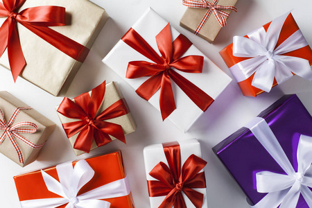 礼品盒框架, 顶部视图在白色表背景的复制空间。带丝带的礼品盒边框圣诞节, 情人节或生日