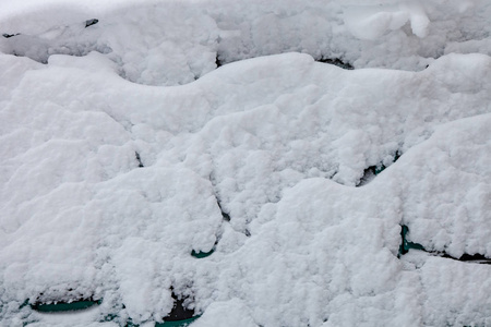 汽车表面覆盖着雪