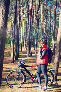 树林里的一辆自行车的女孩