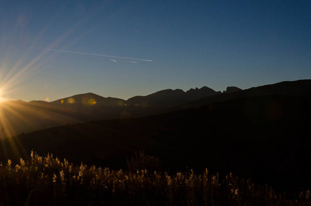 美丽的橙色黎明, 薄雾, 烟雾, 云, 丘陵和山脉。从 rila 湖小屋的看法, rila 山, 保加利亚, 2018年秋季