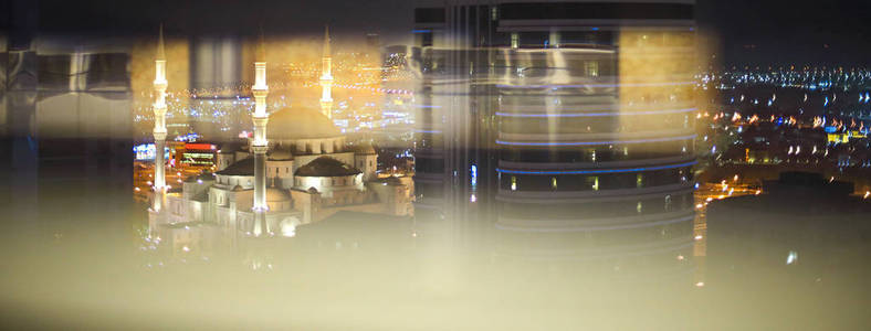 在晚上的富查伊拉城市的看法。阿拉伯联合酋长国, 中东。双重曝光