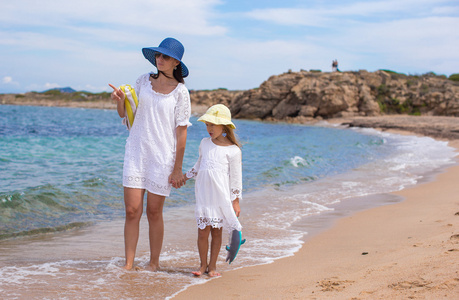 ung mamma och hennes bedrande lilla dotter under sommarlovet年轻的