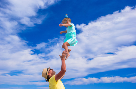 年轻的爸爸和小女儿在海边有乐趣