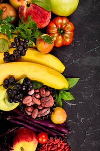 健康多彩的食品选择 水果, 蔬菜, 种子, 超级食品, 豆类, 叶菜在黑暗的背景。干净的吃。素食。排毒。超市产品分类新鲜有机自