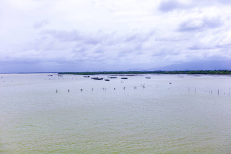 泰国美丽的海滩和河口河到海