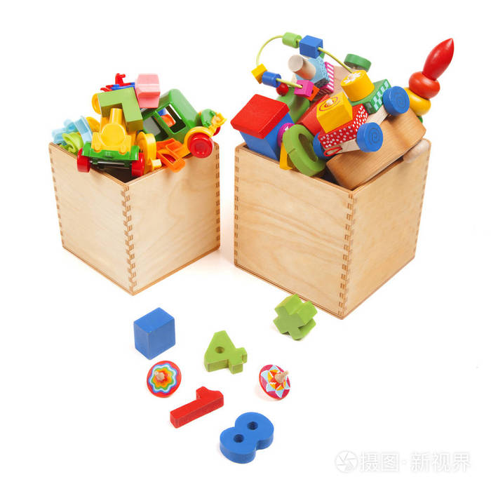 两个木箱有很多玩具