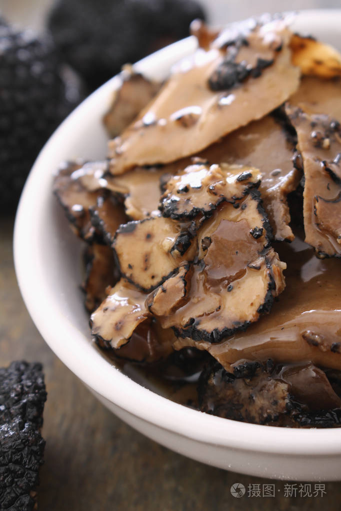 法式黑松露在碗里