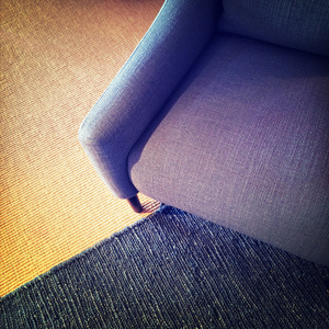 蓝色纺织扶手椅和针织的地毯