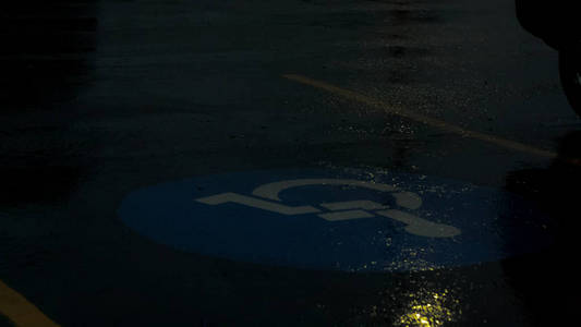 障碍标志在地面在雨中
