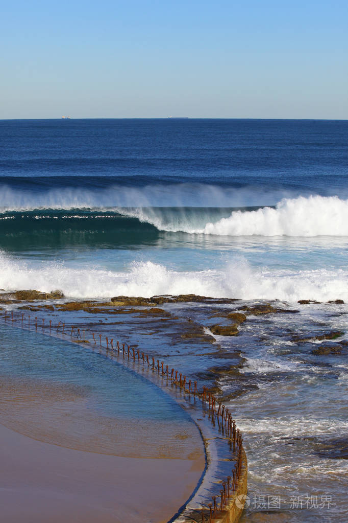 在纽卡斯尔海滩-新南威尔士的 "独木舟池" 前方有大浪.