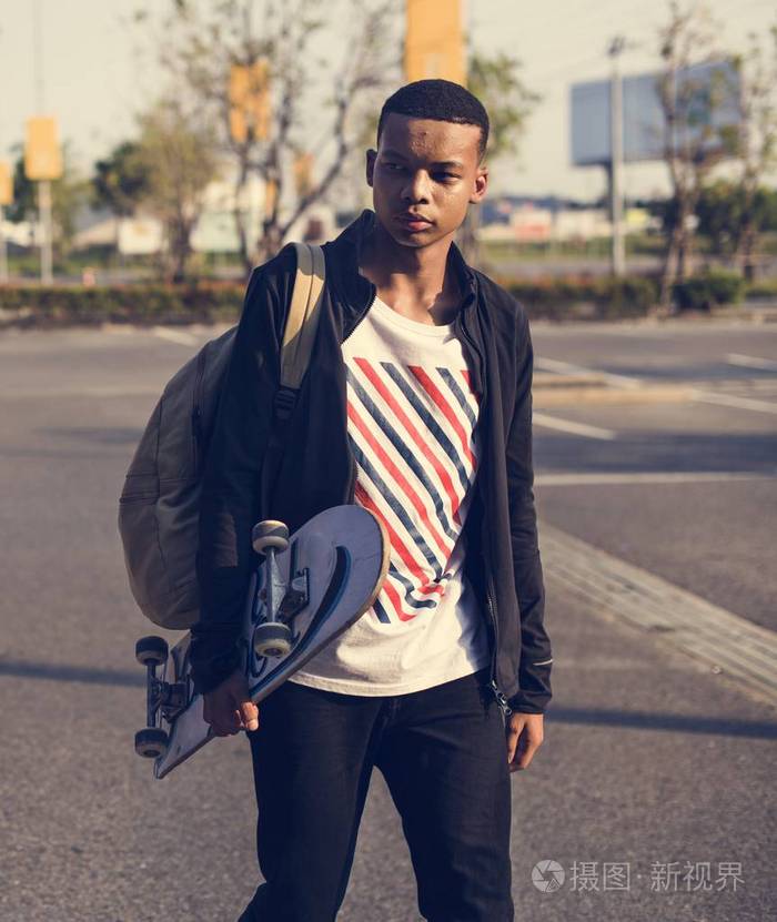 带滑板的少年男孩