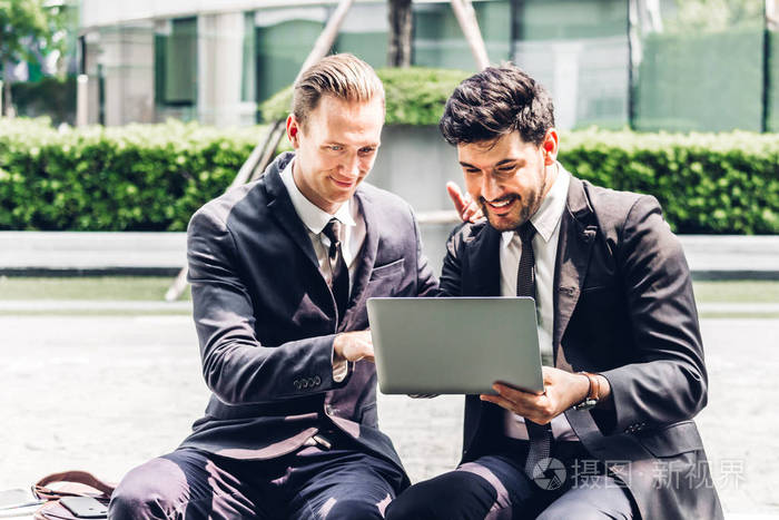 形象两个商业伙伴在黑色典雅西装交谈和工作, 同时讨论新的战略与