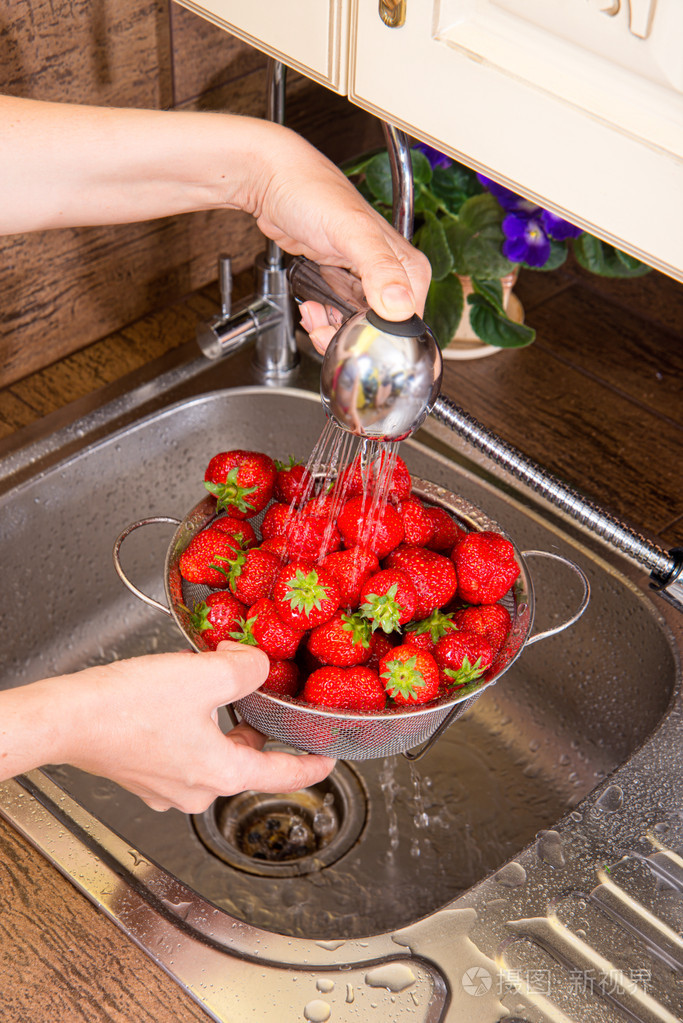 女孩洗草莓