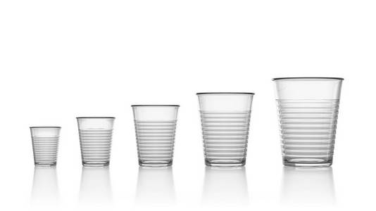 设置五, 增加大小, 空, 透明塑料杯隔离在白色背景3d 插图