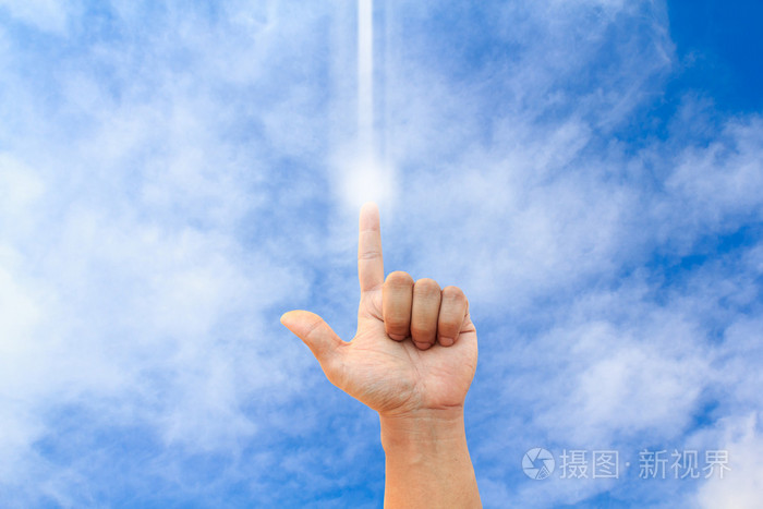 一只手在指着湛蓝的天空