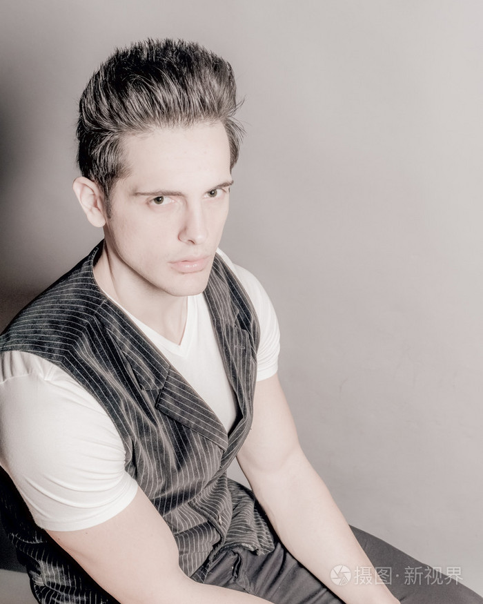 黑发绿眼男 v 领和背心照片-正版商用图片092f87-摄图新视界