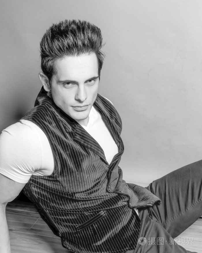 黑发绿眼男 v 领和背心