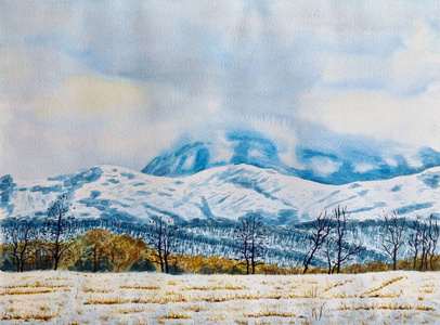 冬天山风景。多云的一天, 背景中有树木和山脉的积雪覆盖的田野。纸上水彩画