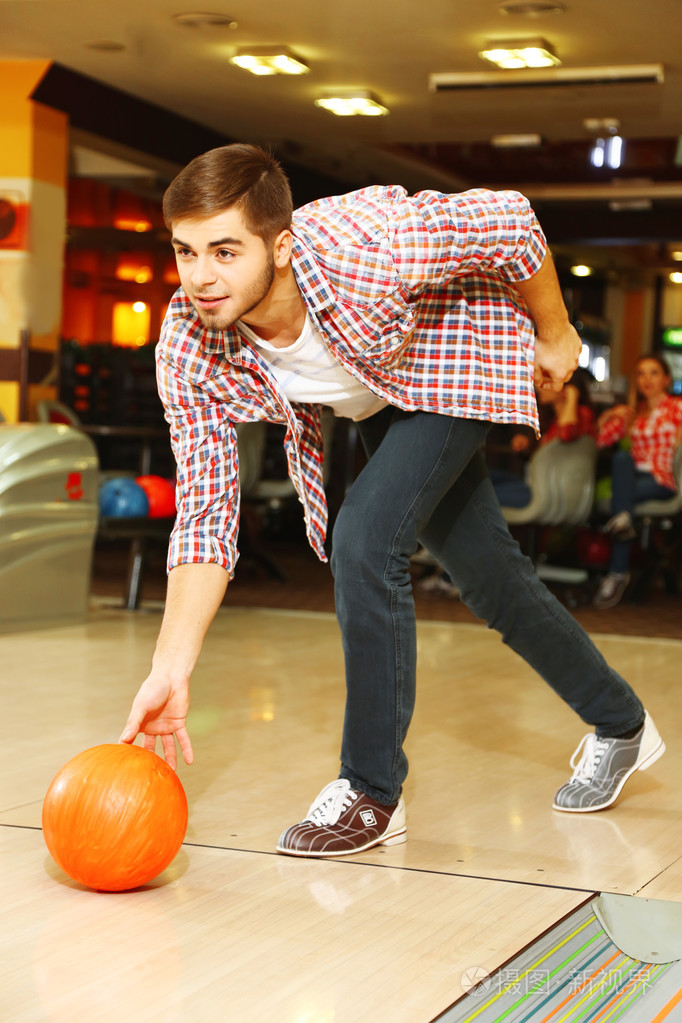 年轻人在俱乐部打保龄球