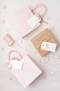 礼品袋和盒子的创意形象, 空标签, 心和圣诞装饰粉红色柔和的颜色
