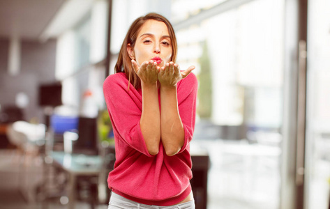 年轻女子全身。发送一份飞翔的真爱之吻, 表现出关爱喜爱和亲情诚挚的情人节信息