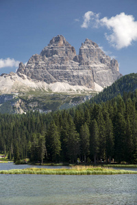 高山风景。背景为 lavaredo 峰的密苏里娜湖