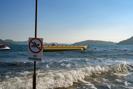 土耳其海岸边被海浪冲走