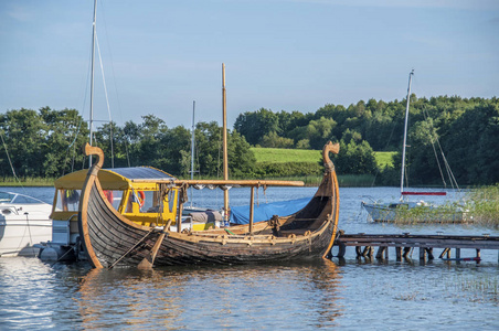 湖上的老船坞普拉特利艾湖上的老维京船.立陶宛照片