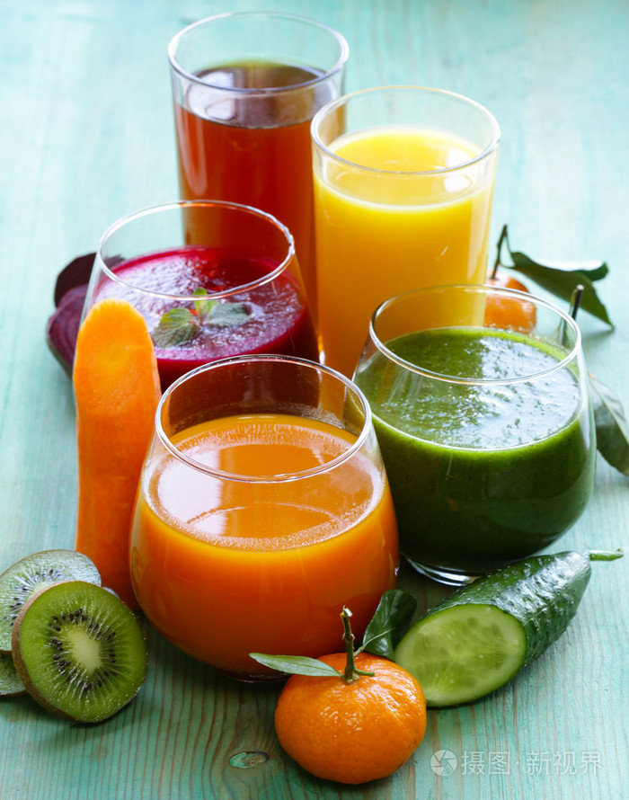 从水果和蔬菜什锦鲜榨果汁