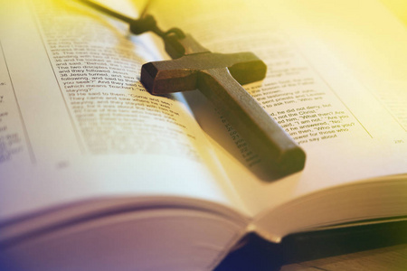 开放的圣经和木十字架照片
