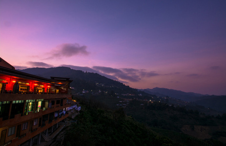 黄昏日落在上高山，Doi 美斯乐，泰国北部的村庄
