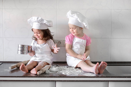 两个小女孩在家厨房准备饼干
