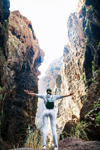 愉快的旅行妇女与举起的胳膊享受美妙的风景山范围在 Masca 峡谷, 加那利群岛, 西班牙。旅游目的地。成功 concep