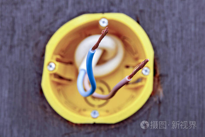 住宅电气布线中壁插座黄色插座盒中的两条导线照片 正版商用图片092n59 摄图新视界 住宅电气布线中壁插座黄色插座盒中的两条导线照片 正版商用图片092n59 摄图新视界