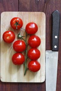 樱桃西红柿特写在厨房板上