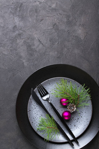 圣诞菜单概念。平躺与圣诞装饰, 深色盘子, 叉子和刀设置与餐巾纸。复制空间