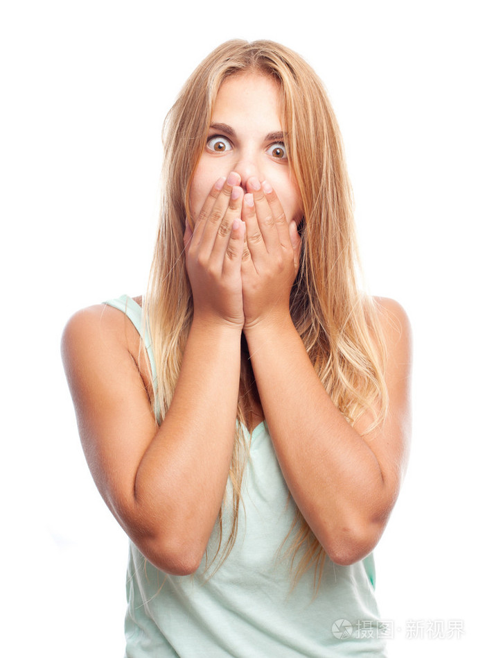 年轻酷女子捂着嘴